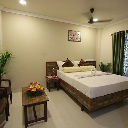 Готель Mirage Residency Kochi Екстер'єр фото